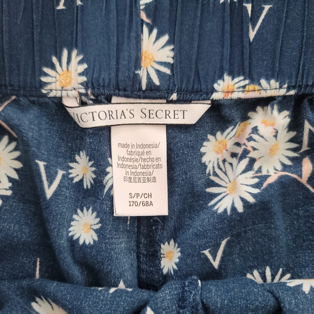 Victoria's Secret Navy Daisy Short Pajama Set - Picture 4 of 6